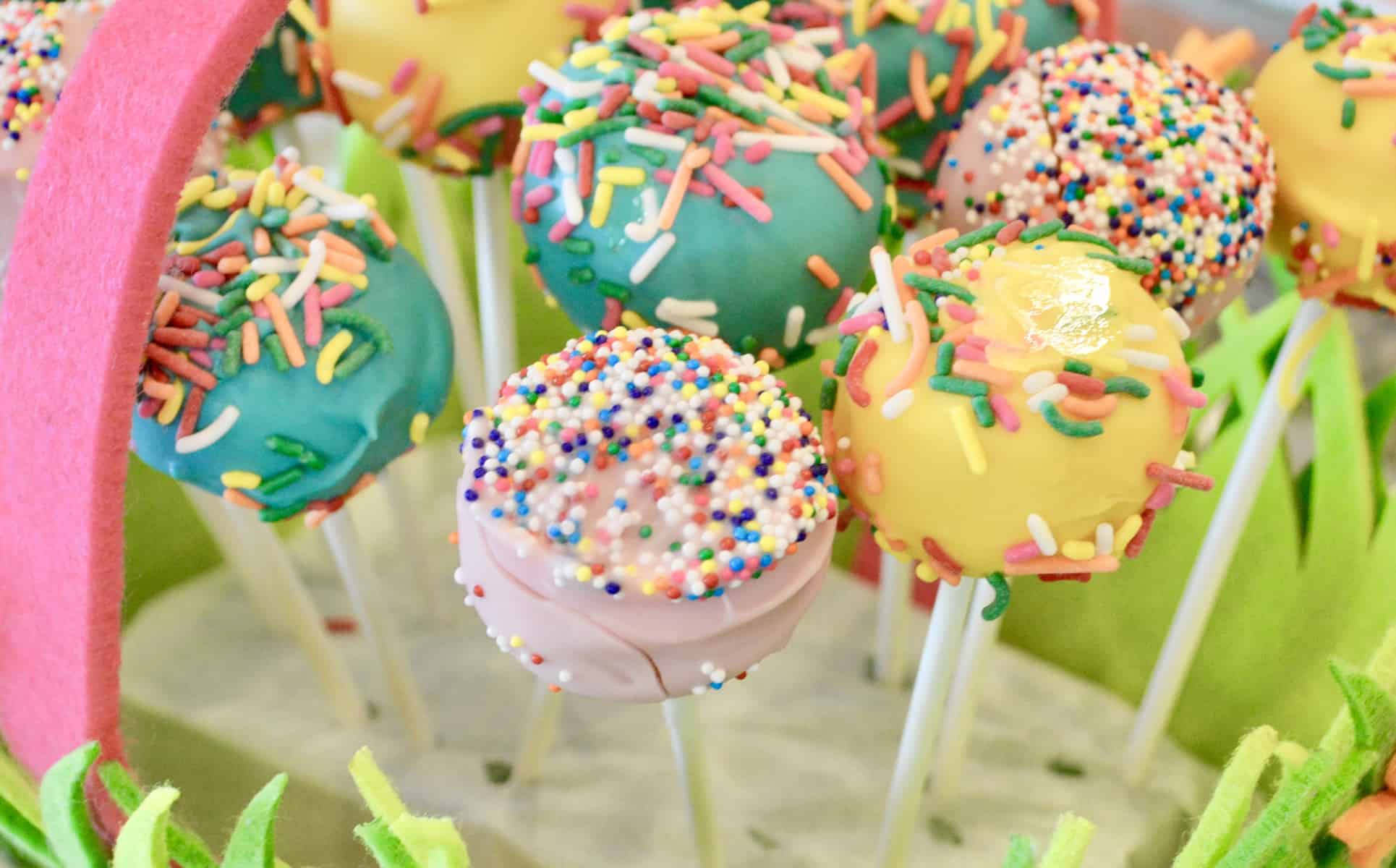 Oreo Cake Pops are an easy recipe with only three ingredients! Oreos, cream cheese, and candy melts, this dessert recipe for Oreo cake pops is so simple and make-ahead. #cakepops #easy #recipe #oreos #creamcheese #stepbystep #guide #candymelts #birthdayparty #parenting #kids #easydessert #onastick