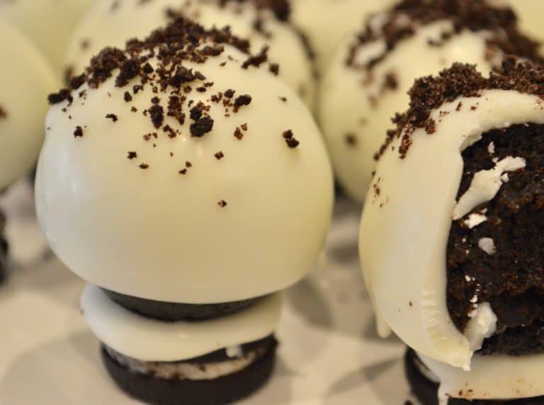 Cookies and Cream Oreo Truffles - This Delicious House