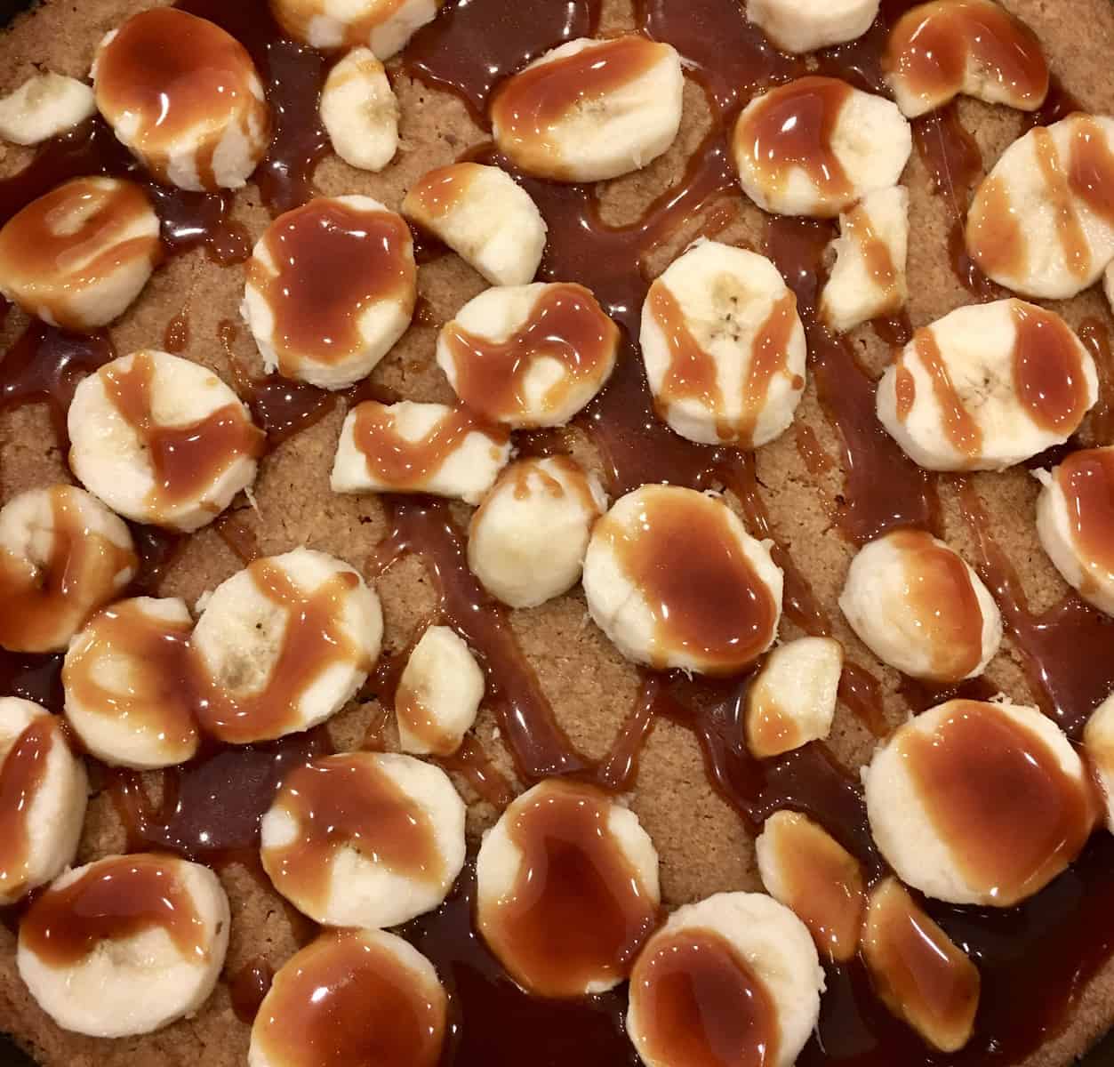 Dulce de leche drizzled on top of the bananas. 
