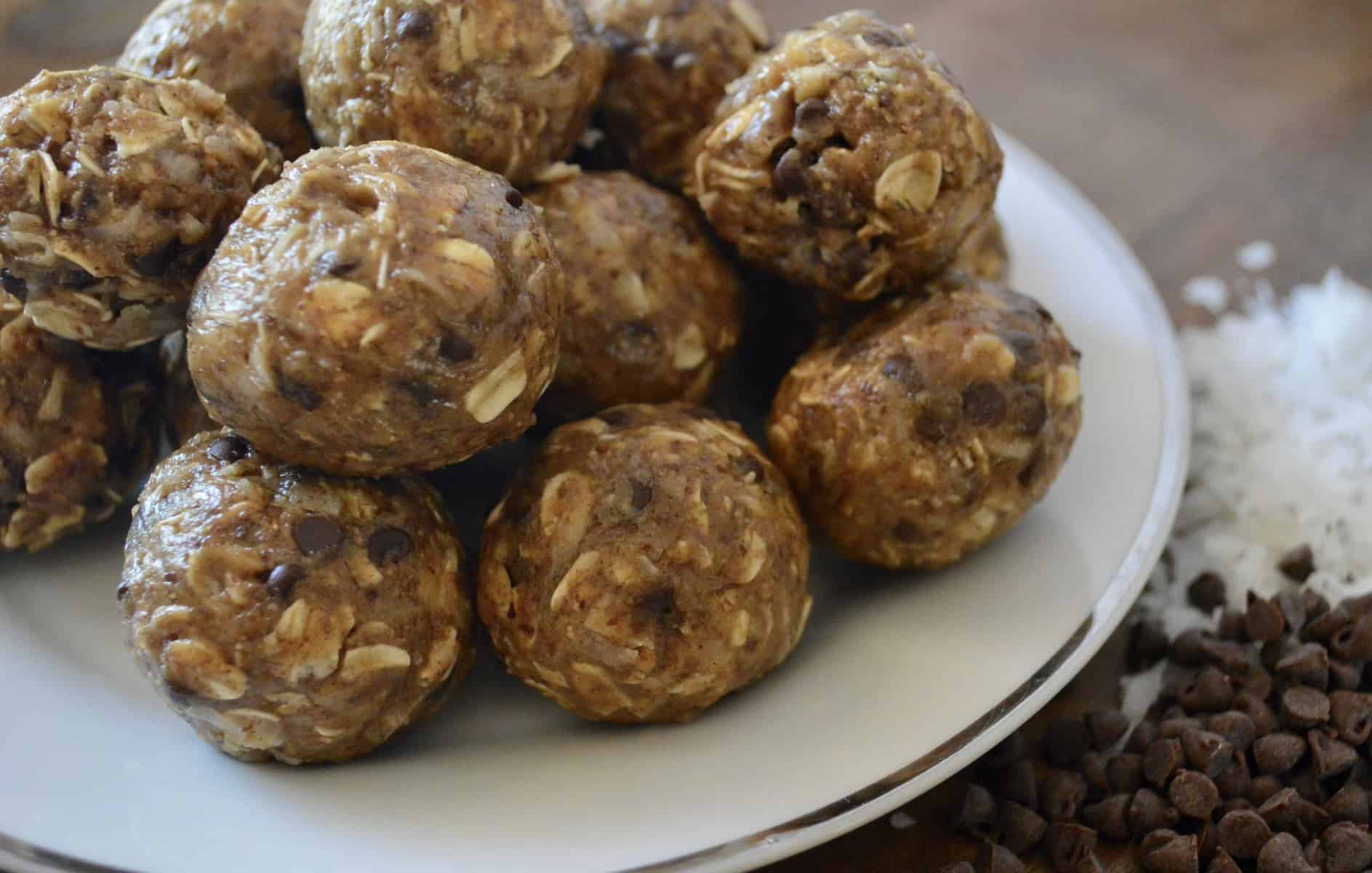Chocolate Coconut Energy Bite Balls are a simple and no bake treat that is perfect for after school snack or a lunchtime treat. Best Brunch Recipes. Made with oatmeal, flaxseed, honey, cinnamon, peanut butter, mini chocolate chips, and coconut, they are delicious and taste like an Almond Joy! #nobake #energyballs #energybites #coconut #afterschool #snack #kidsrecipe #kidssnack #healthysnack #proteinsnack