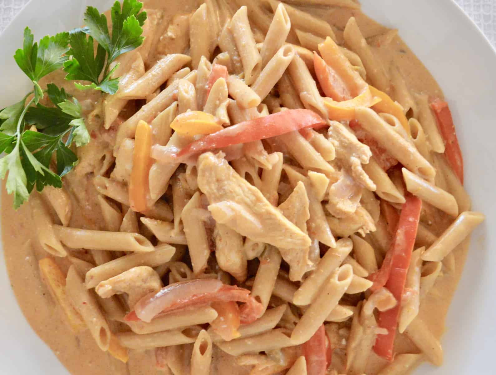 One-Pot Chicken Fajita Pasta is an easy recipe that is healthy and perfect for a weeknight dinner. Made in one pot, this protein packed meal is simple and comes together in less than 30 minutes. #chicken #chickenfajita #wholegrain #penne #healthy #easy #parenting #kidfood #quickmeal #30minute #lowcalorie #protein #dinner #mealprep