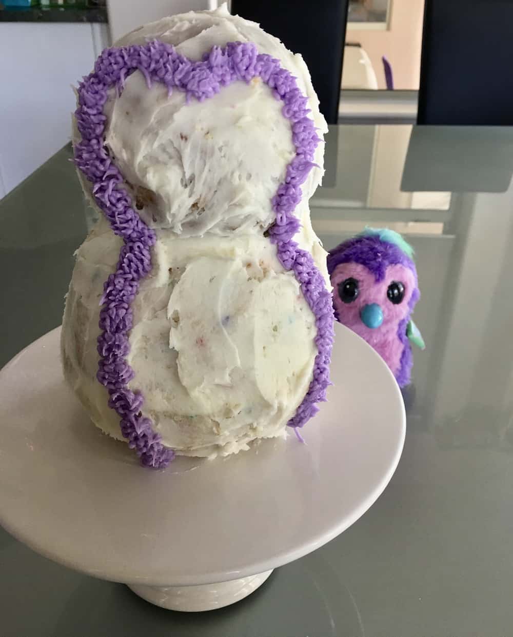 outline the belly with frosting for the Hatchimals cake