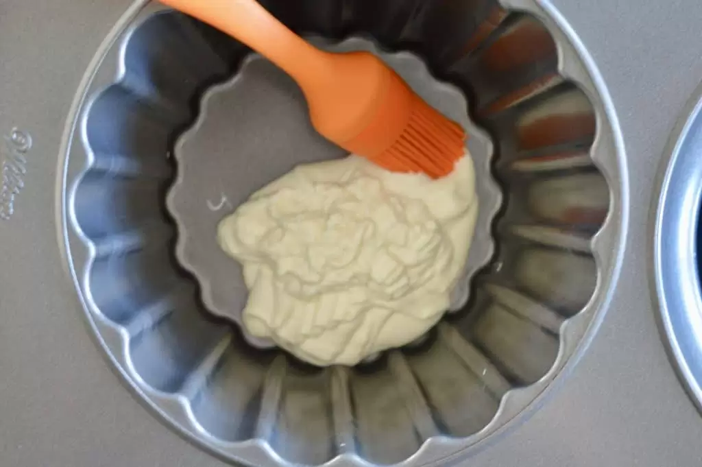 giet de snoepcoating in de bodem van de cupcake pan