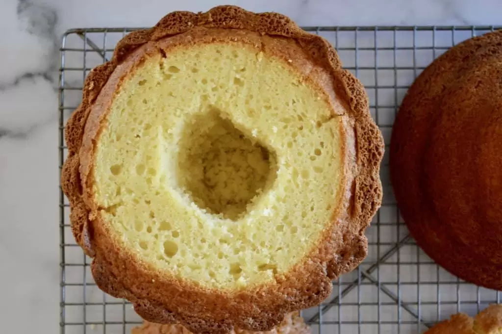 trou sur le dessus du gâteau pour les pépites à ajouter