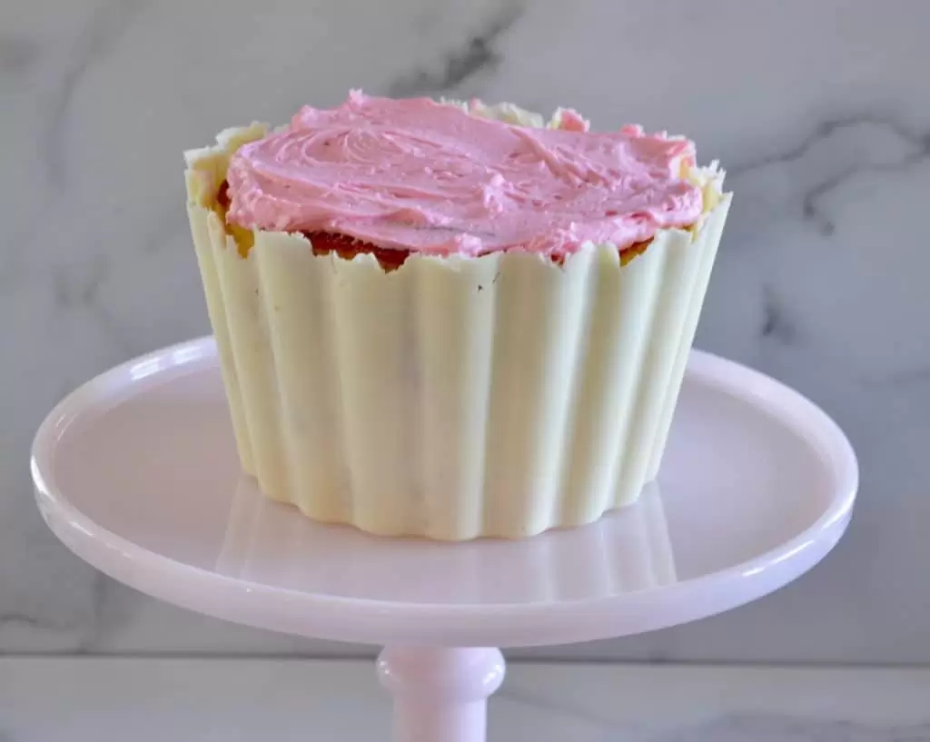 rosa frosting på cupcake