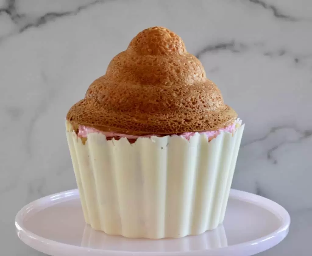 kake virvel plassert på toppen av cupcake base