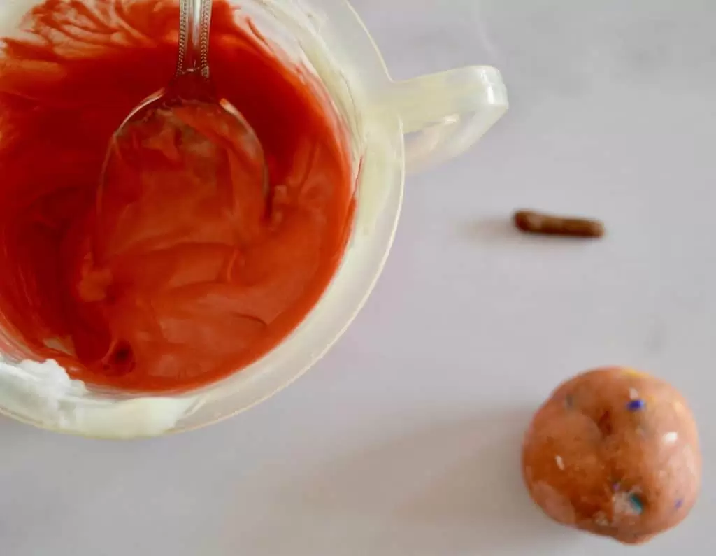 red candy fait fondre un gâteau pop et tootsie roll sur un comptoir