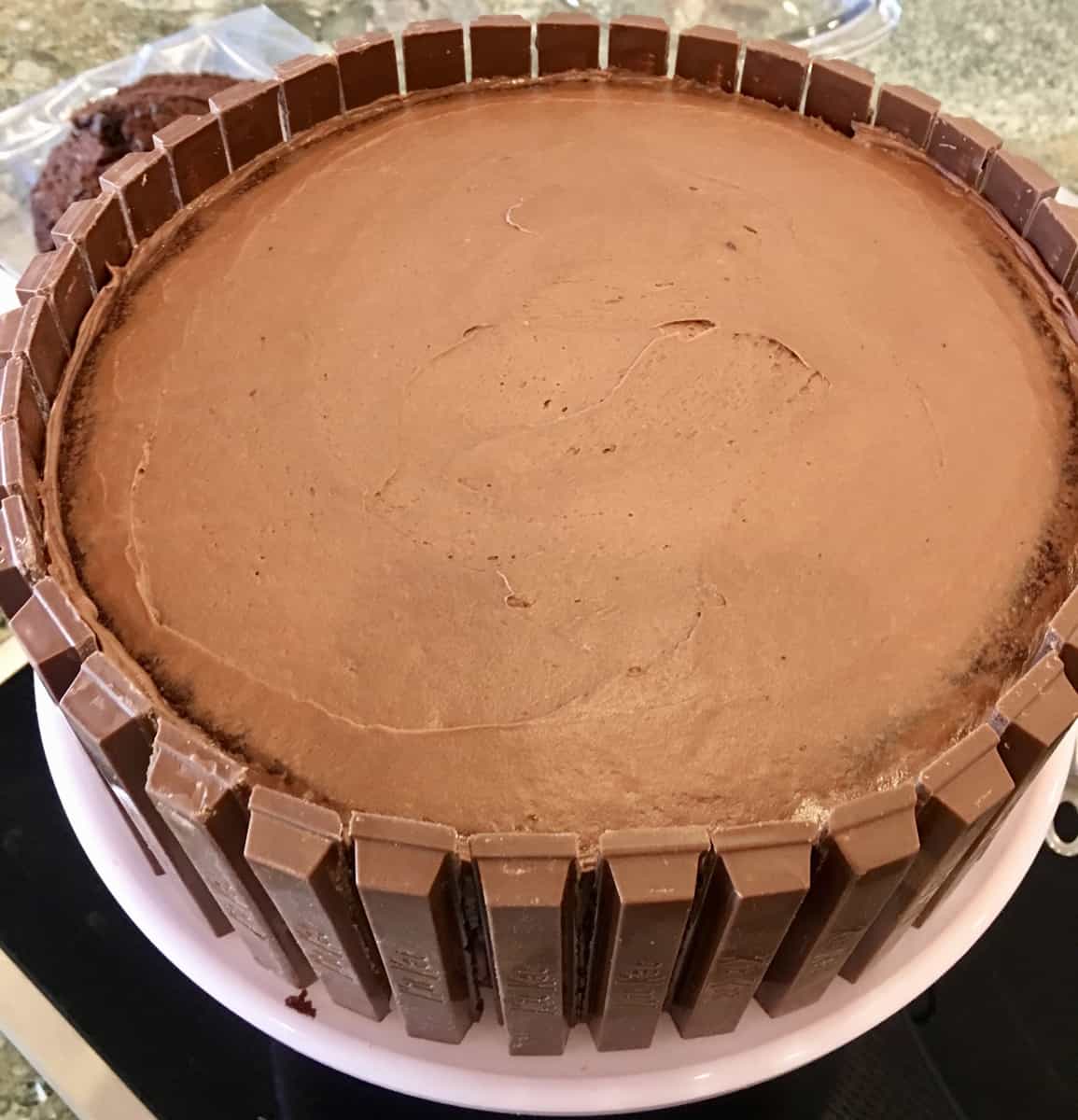 Kit Kat Bars lining the chocolate cake