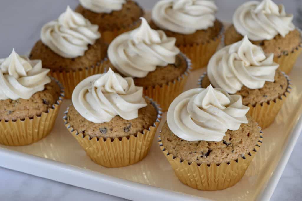  Cupcakes cubiertos con glaseado de queso crema Espresso.