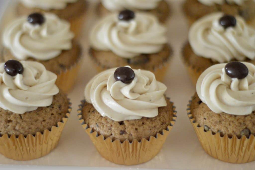 Cupcakes espresso con glassa di crema di formaggio espresso e un chicco di caffè espresso ricoperto di cioccolato in cima. 