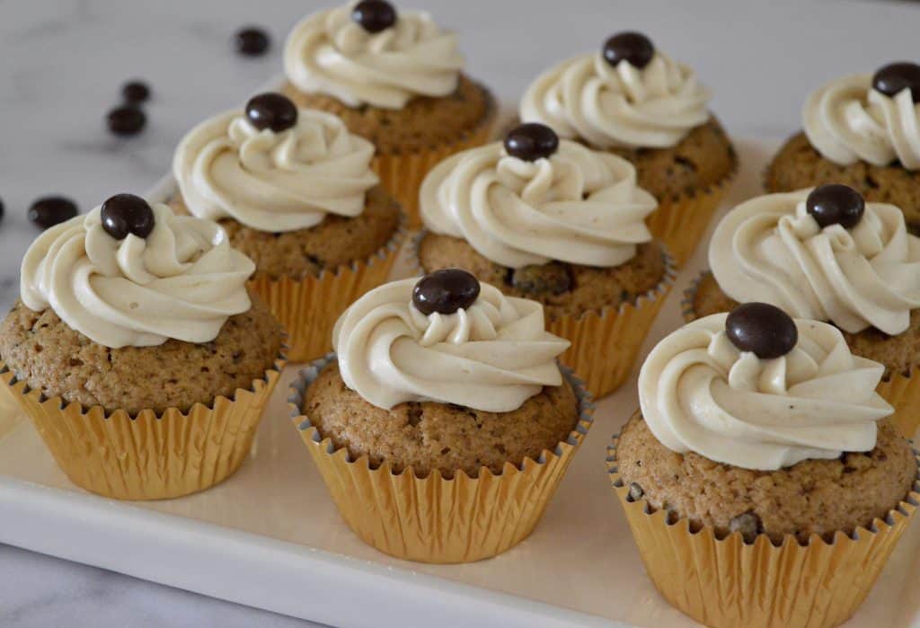 Cupcakes espresso con granos de café espresso cubiertos de chocolate en la parte superior. 