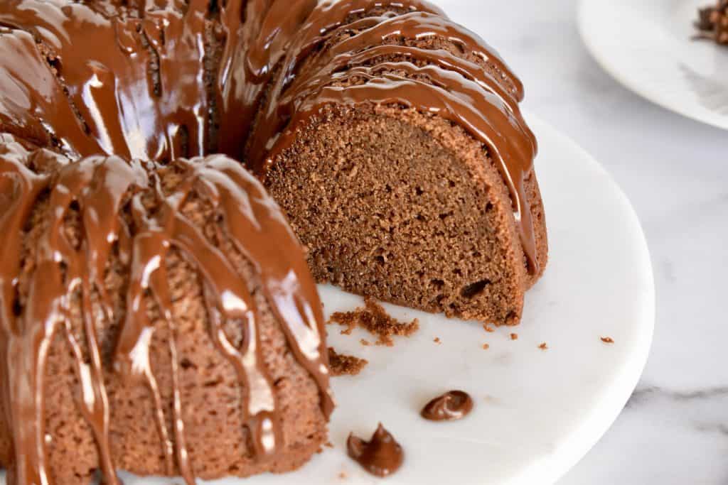 Schokoladen-Ricotta-Bundt-Kuchen auf einem Servierteller. 