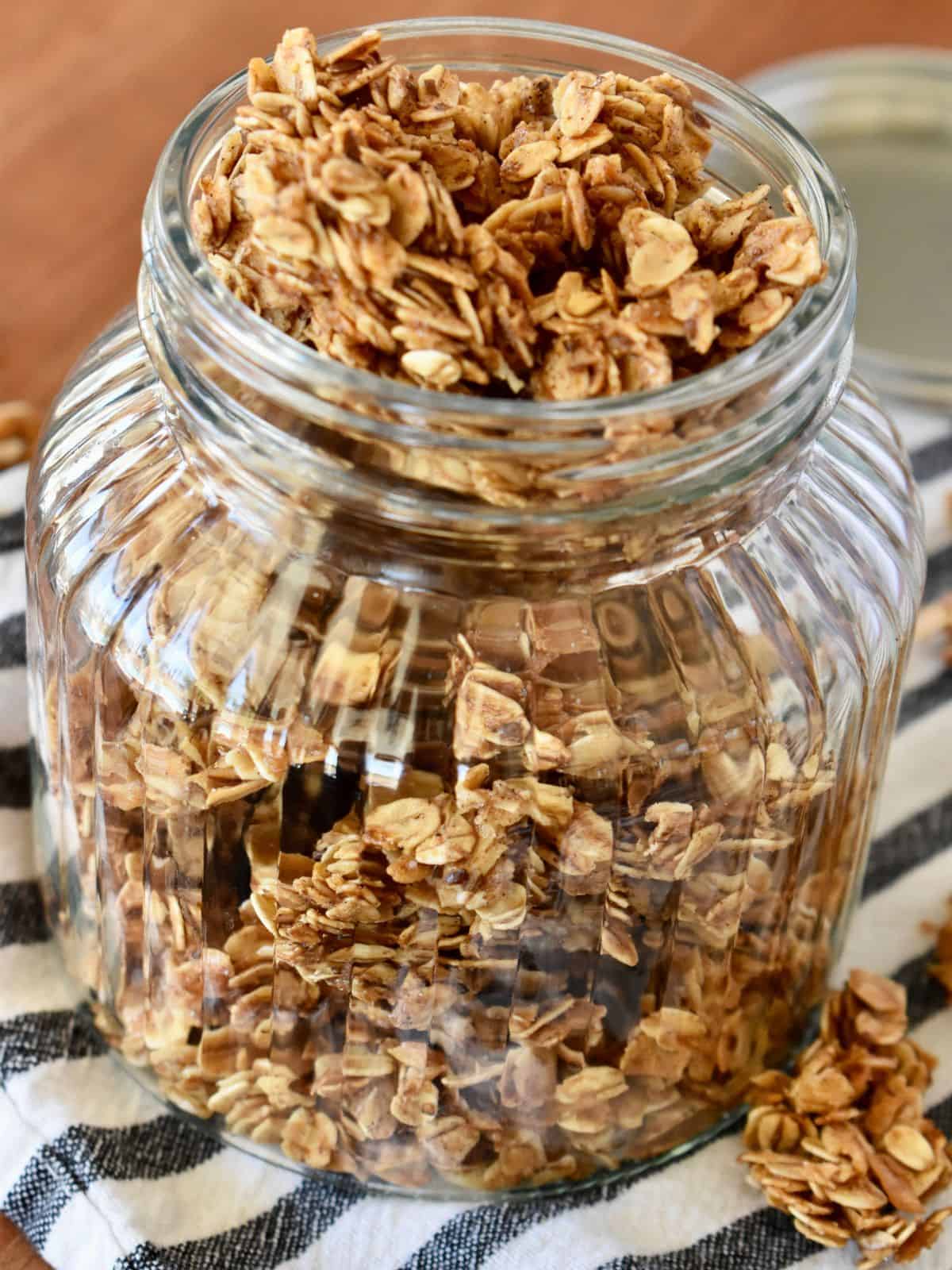 Granola recipe without nuts in a glass jar. 