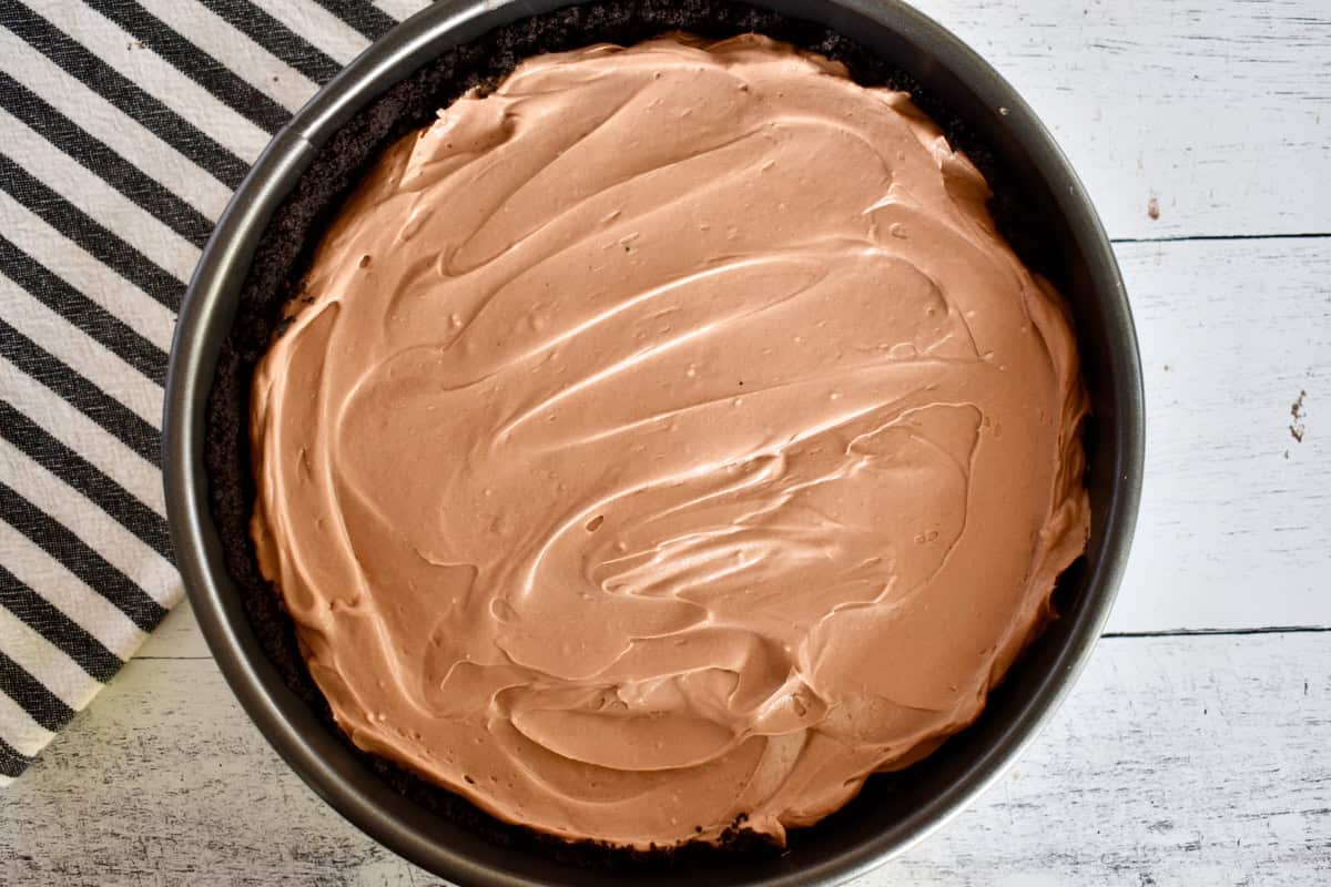 Chocolate cream cheese filling spread into the Oreo crust.